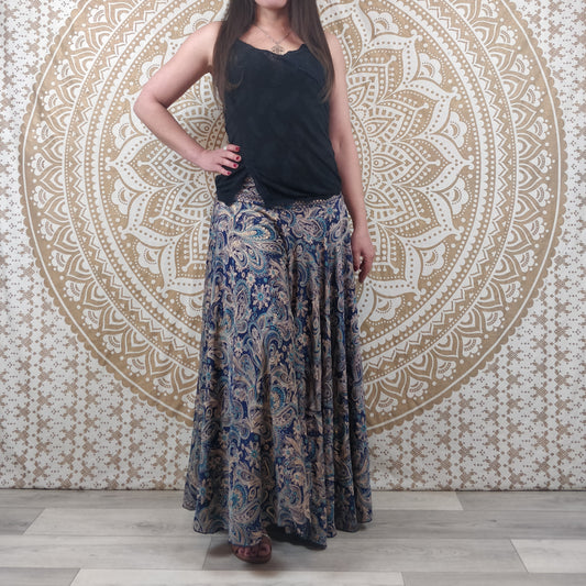 Pantalon femme Sirohi en soie indienne. Pantalon jupe. Imprimé paisley bleu avec insertions dorées.