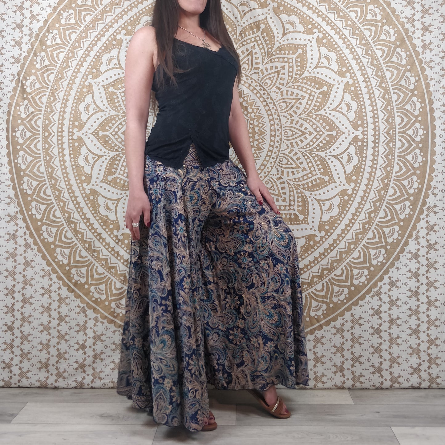 Pantalon femme Sirohi en soie indienne. Pantalon jupe. Imprimé paisley bleu avec insertions dorées.