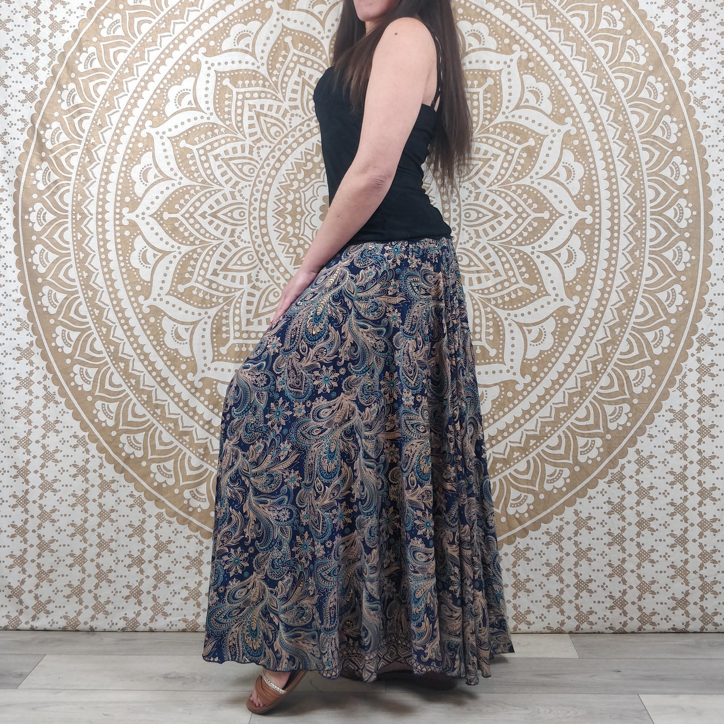 Pantalon femme Sirohi en soie indienne. Pantalon jupe. Imprimé paisley bleu avec insertions dorées.