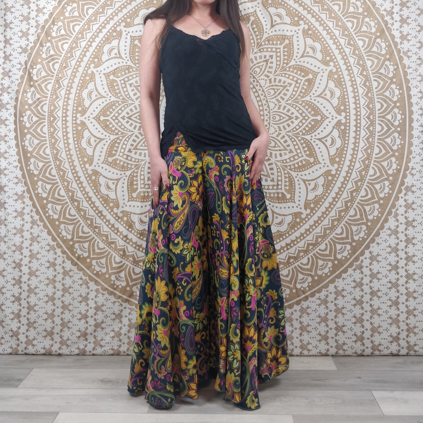 Pantalon femme Sirohi en soie indienne. Pantalon jupe. Imprimé fleuri multicolore.