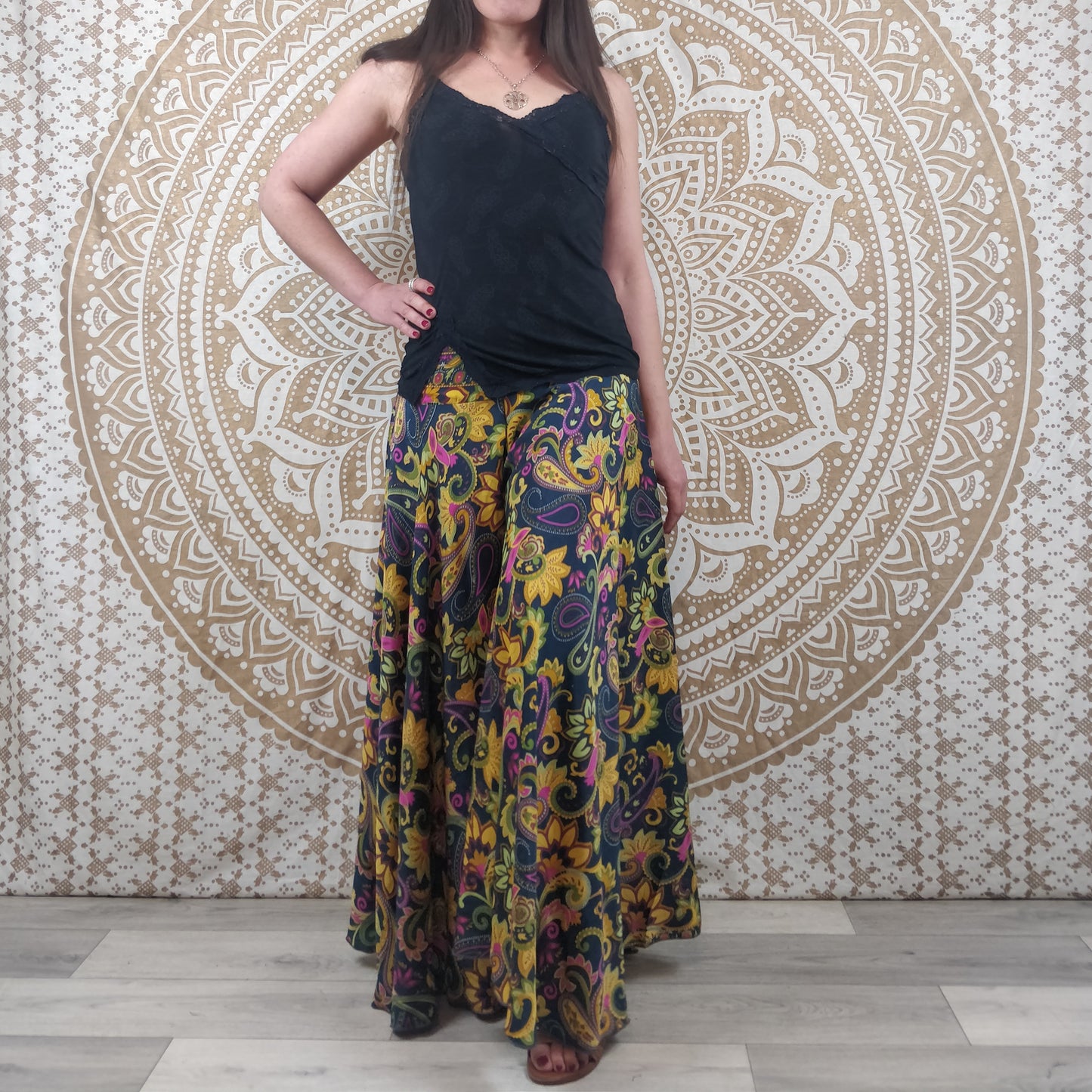 Pantalon femme Sirohi en soie indienne. Pantalon jupe. Imprimé fleuri multicolore.