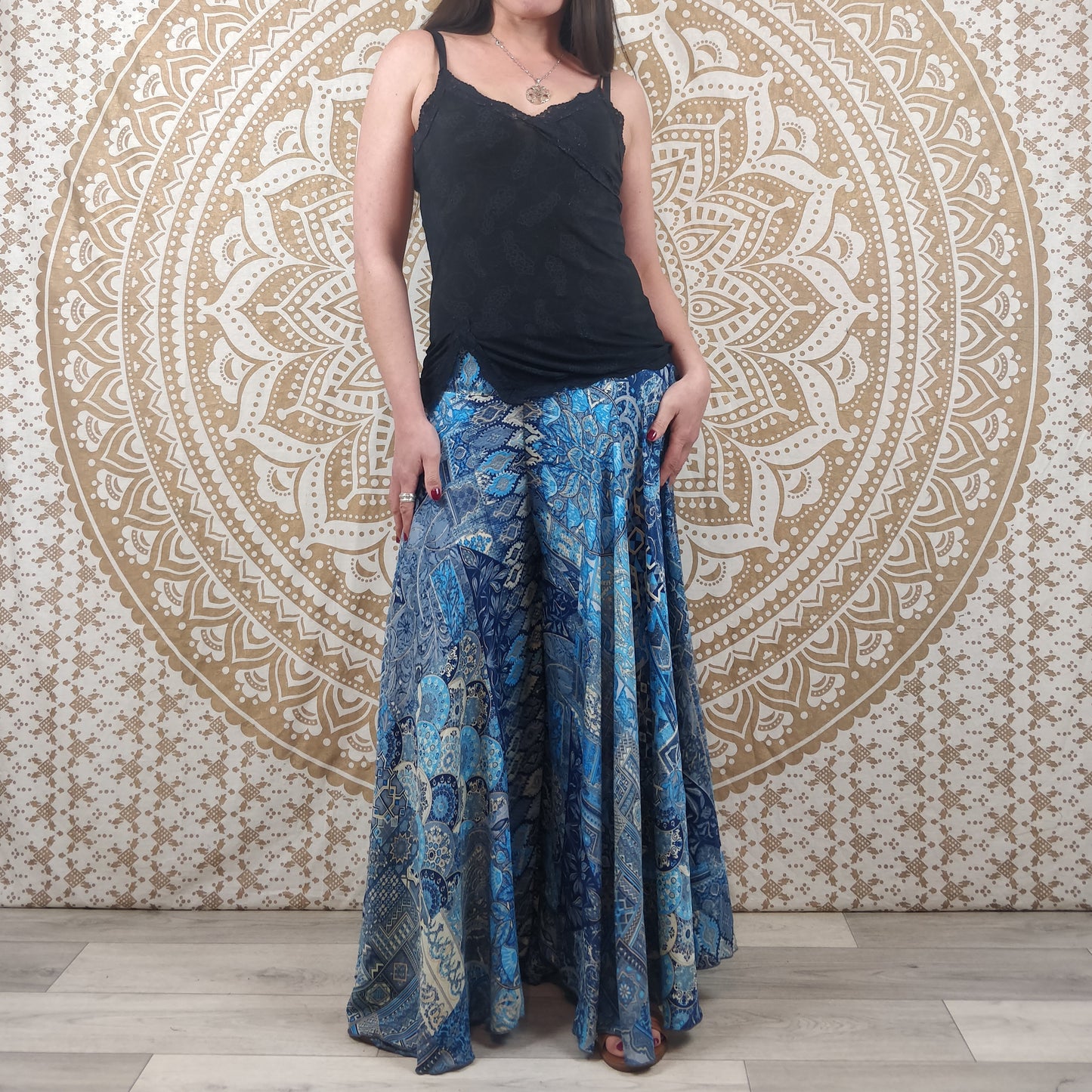 Pantalon femme Sirohi en soie indienne. Pantalon jupe. Imprimé ethnique patchwork bleu