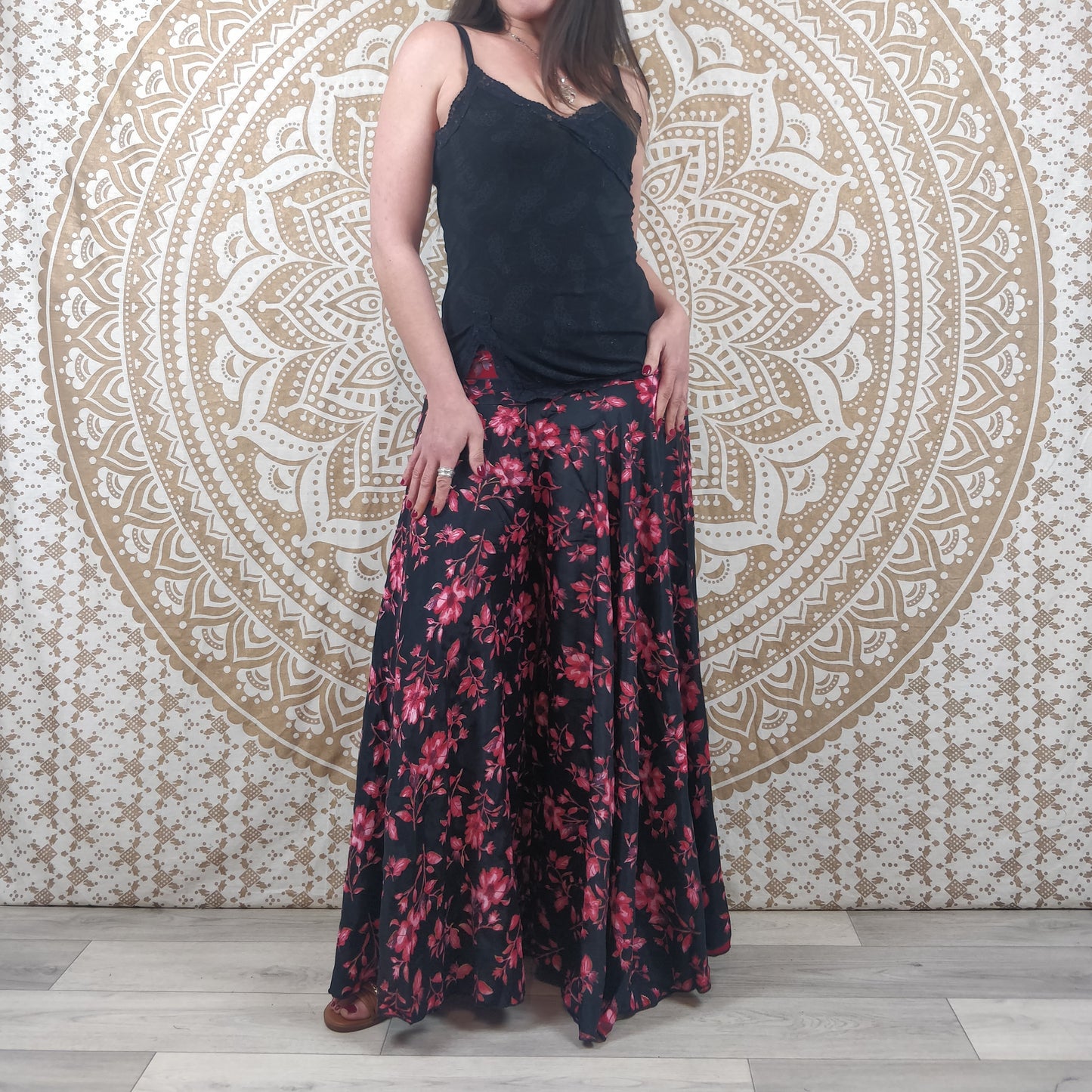 Pantalon femme Sirohi en soie indienne. Pantalon jupe. Imprimé fleuri noir et rouge.