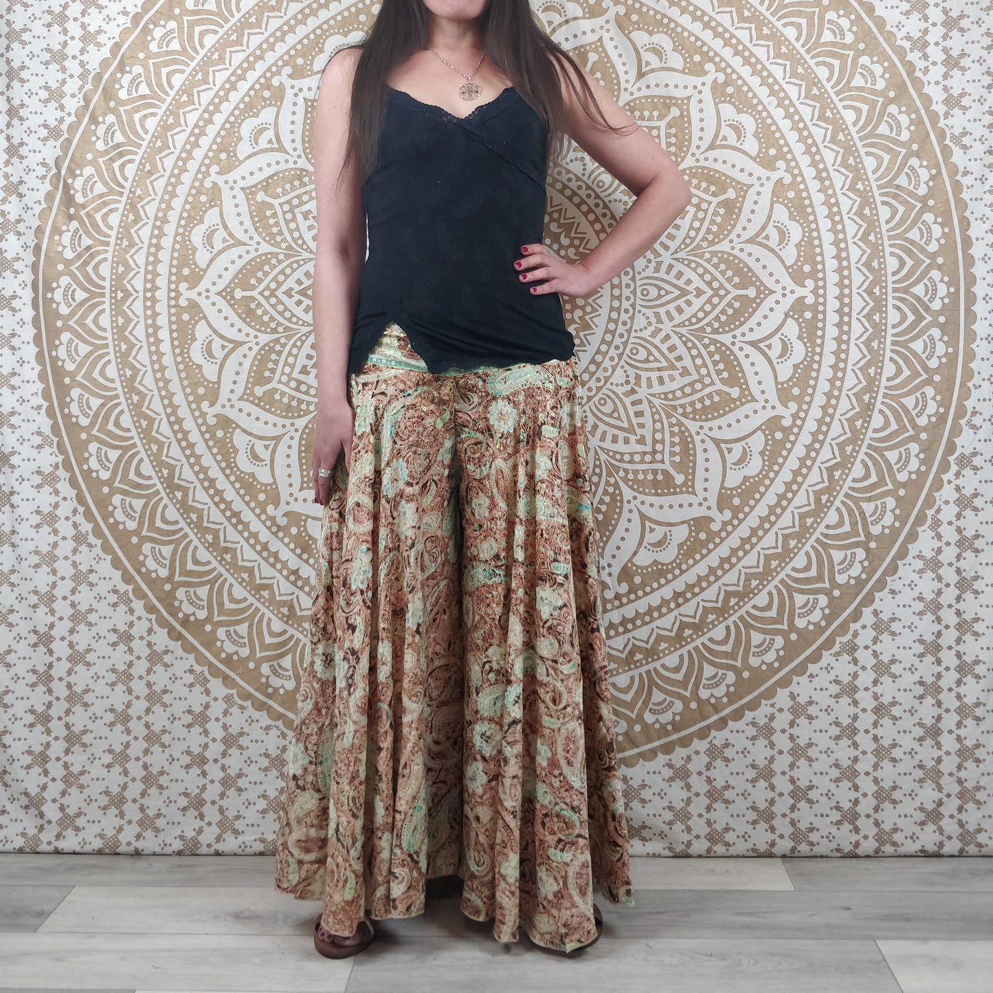 Pantalon femme Sirohi en soie indienne. Pantalon jupe. Imprimé paisley  vert et marron avec insertions dorées.