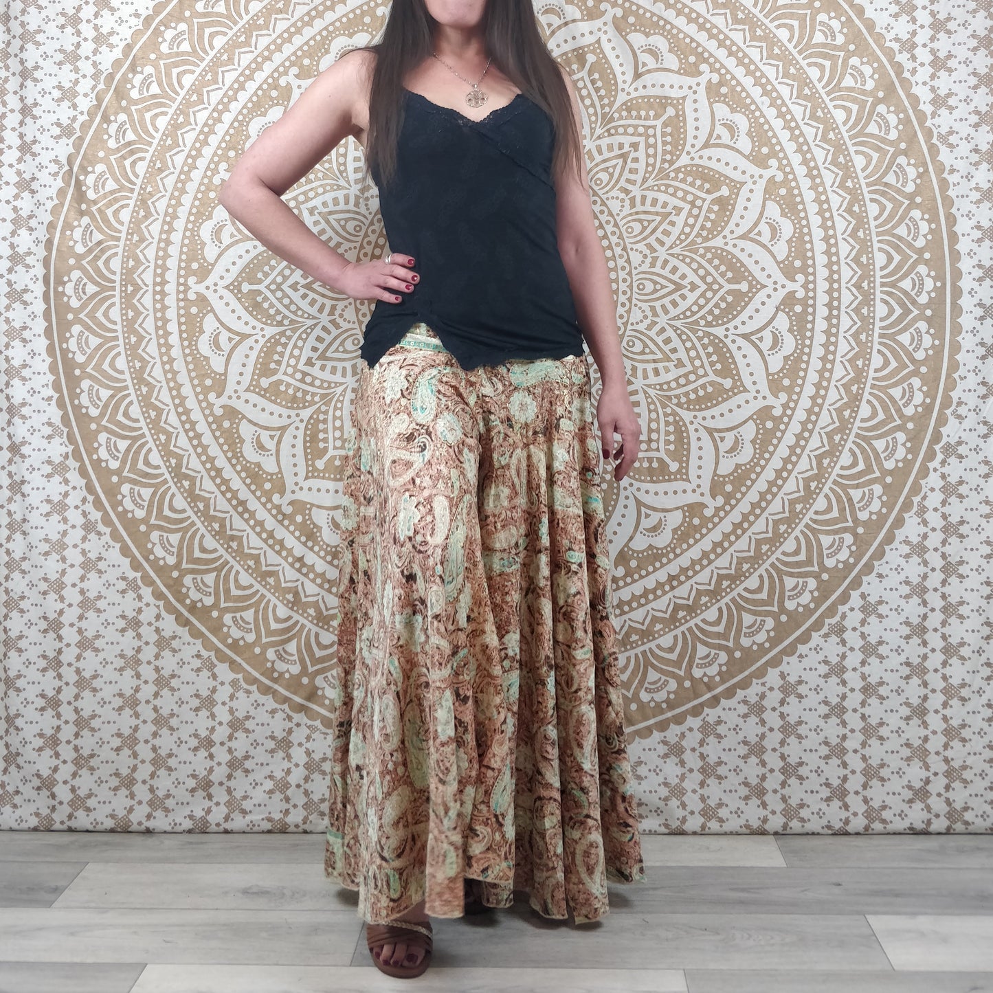 Pantalon femme Sirohi en soie indienne. Pantalon jupe. Imprimé paisley  vert et marron avec insertions dorées.