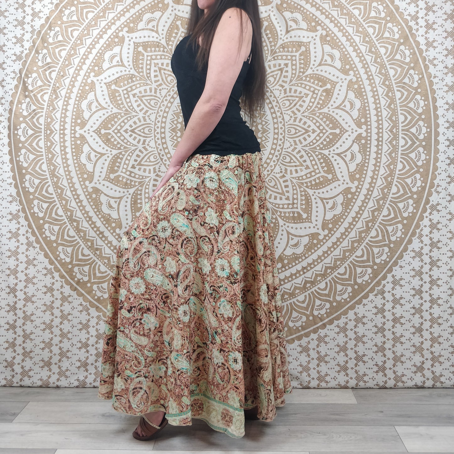 Pantalon femme Sirohi en soie indienne. Pantalon jupe. Imprimé paisley  vert et marron avec insertions dorées.