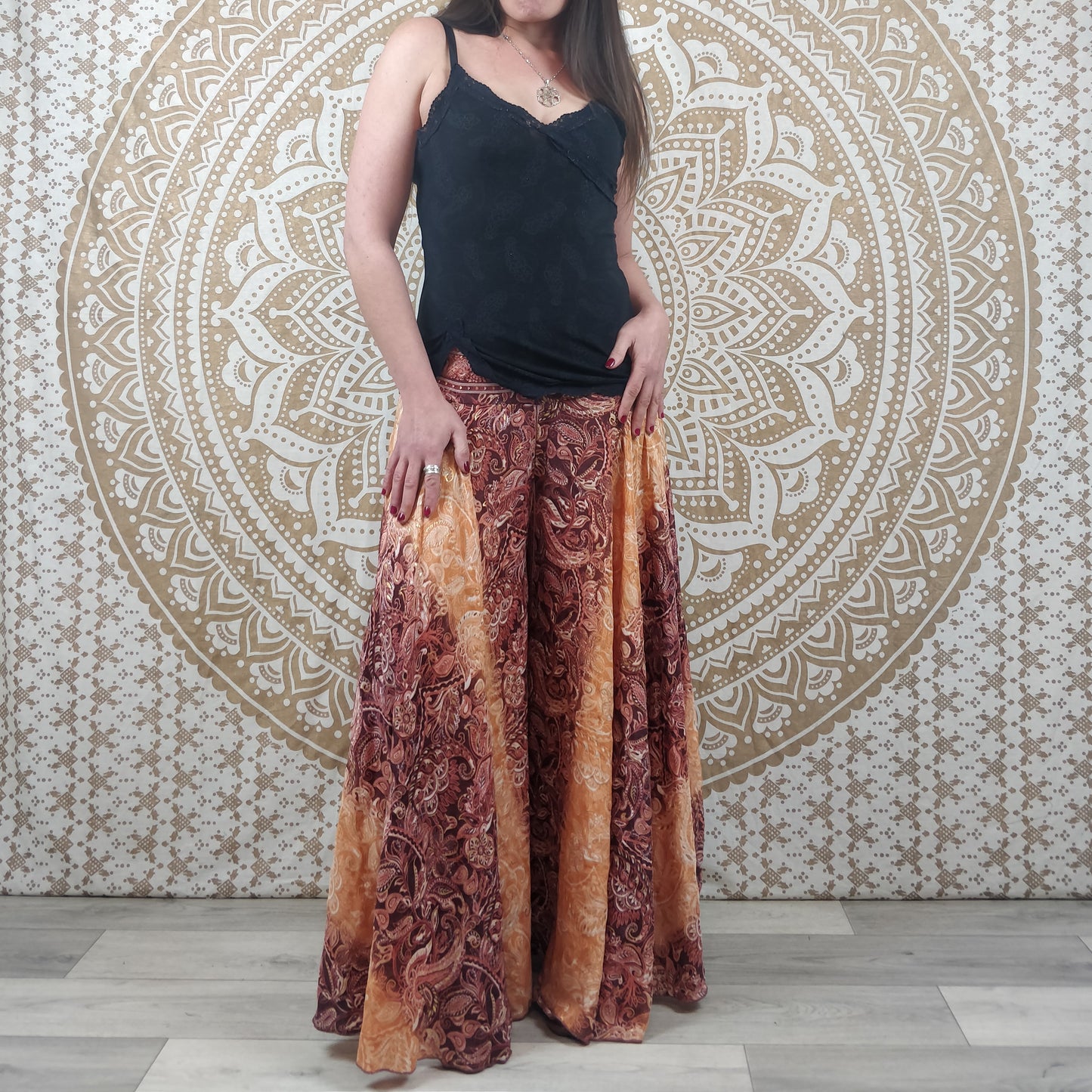 Pantalon femme Sirohi en soie indienne. Pantalon jupe. Imprimé paisley marron avec insertions dorées.