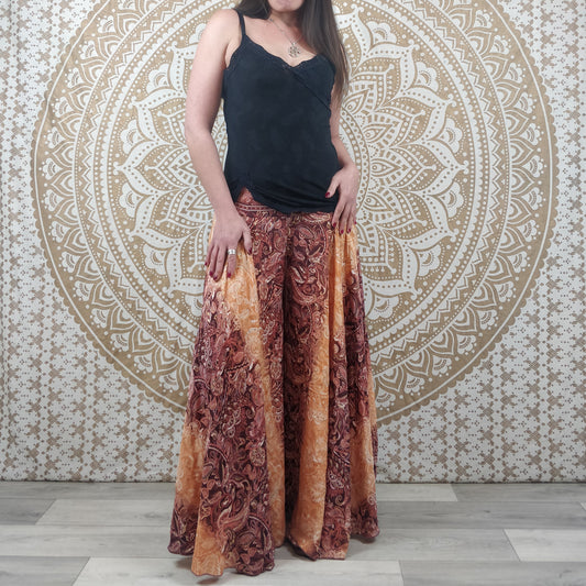 Pantalon femme Sirohi en soie indienne. Pantalon jupe. Imprimé paisley marron avec insertions dorées.