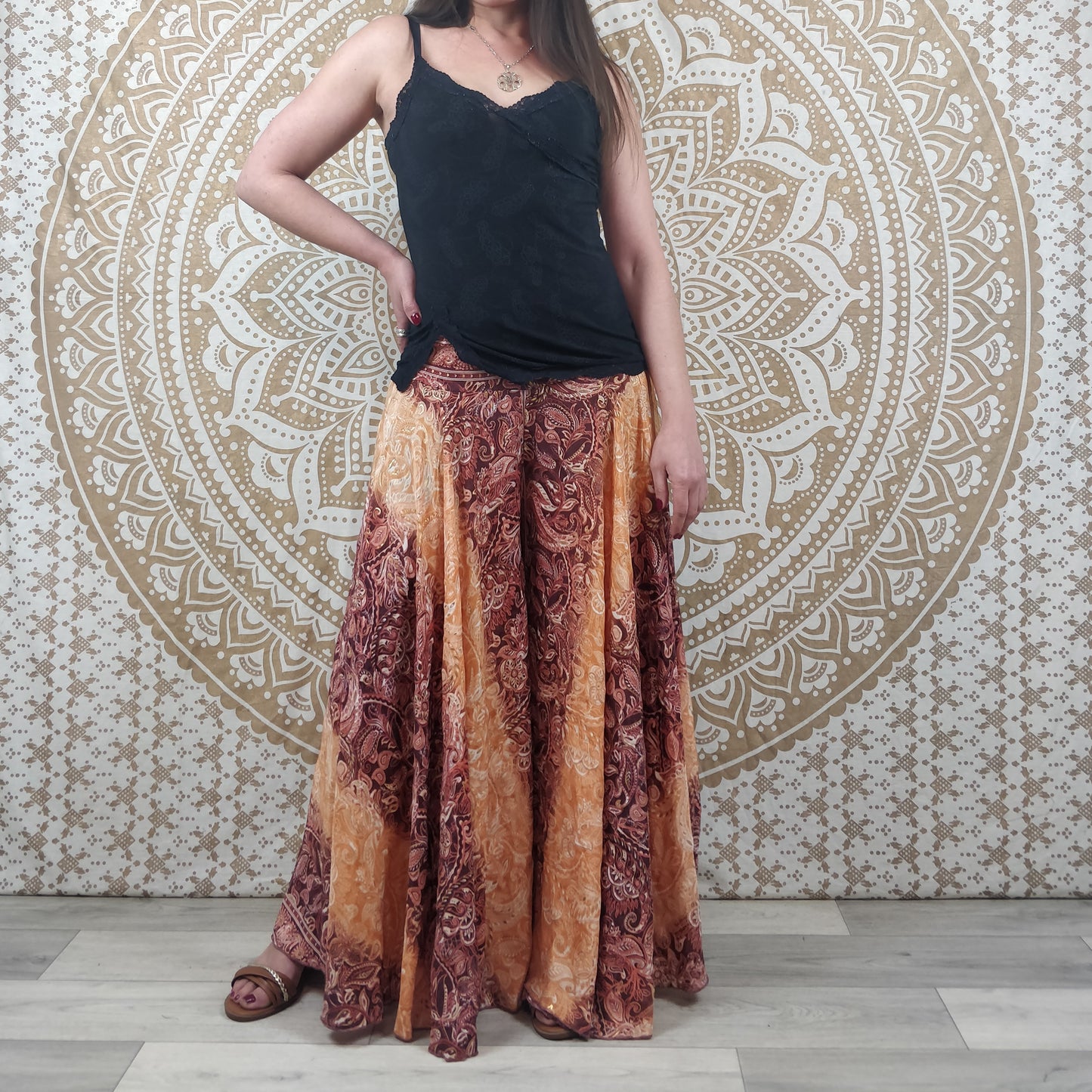 Pantalon femme Sirohi en soie indienne. Pantalon jupe. Imprimé paisley marron avec insertions dorées.