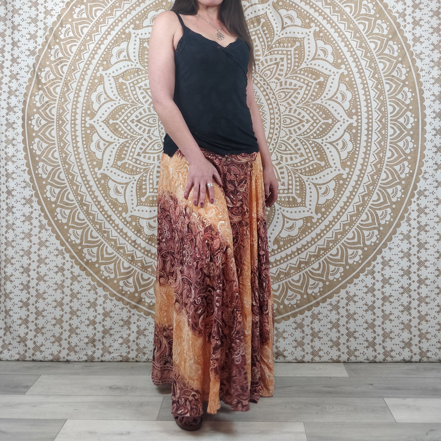 Pantalon femme Sirohi en soie indienne. Pantalon jupe. Imprimé paisley marron avec insertions dorées.