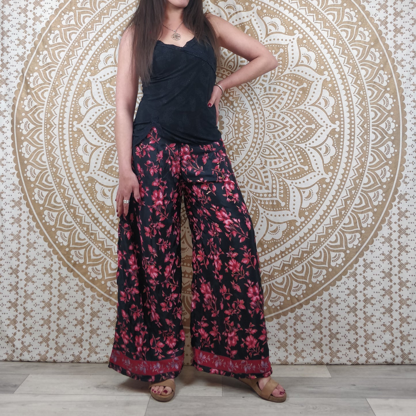 Pantalon femme Ajeeta en soie indienne. Pantalon boho ample, coupe droite. Imprimé fleuri rouge et noir.