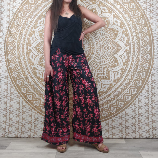 Pantalon femme Ajeeta en soie indienne. Pantalon boho ample, coupe droite. Imprimé fleuri rouge et noir.