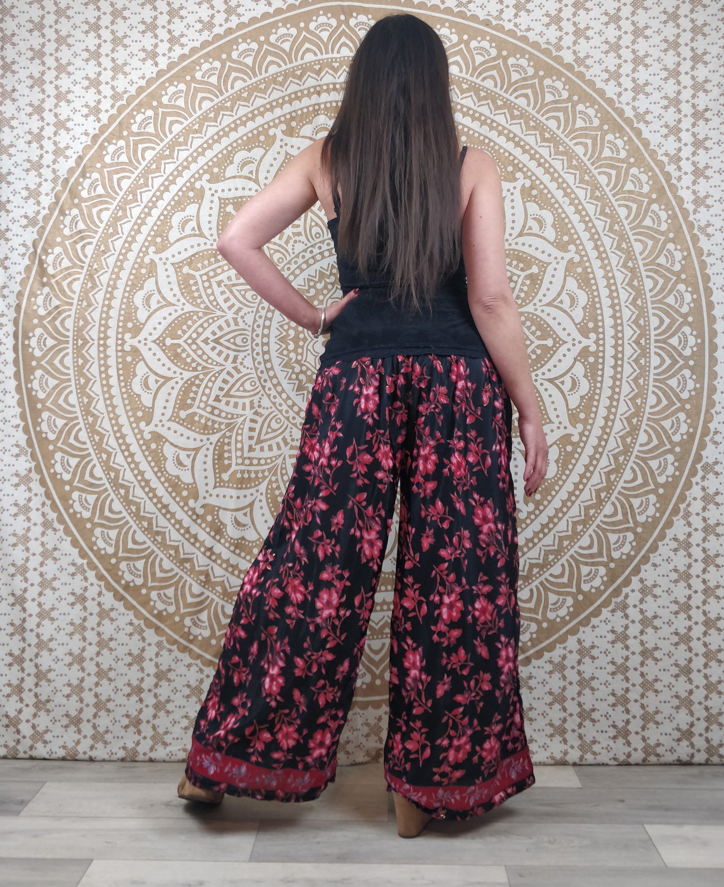 Pantalon femme Ajeeta en soie indienne. Pantalon boho ample, coupe droite. Imprimé fleuri rouge et noir.