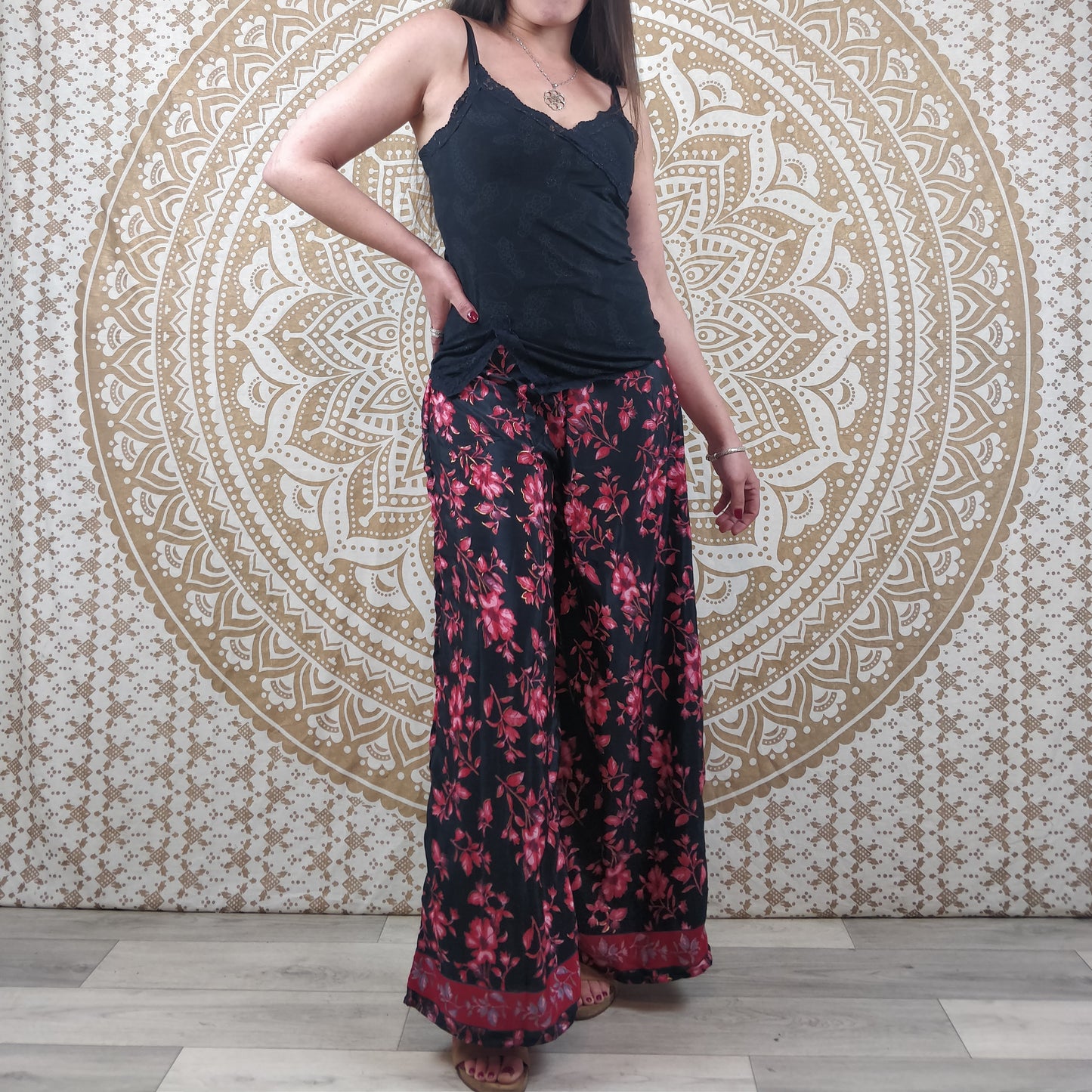 Pantalon femme Ajeeta en soie indienne. Pantalon boho ample, coupe droite. Imprimé fleuri rouge et noir.