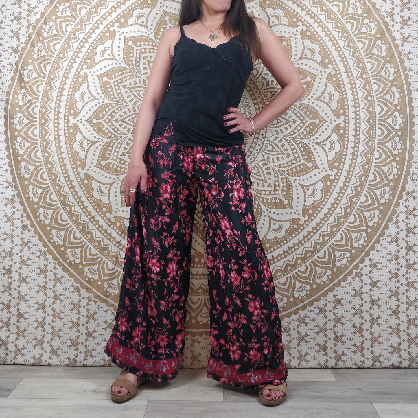 Pantalon femme Ajeeta en soie indienne. Pantalon boho ample, coupe droite. Imprimé fleuri rouge et noir.