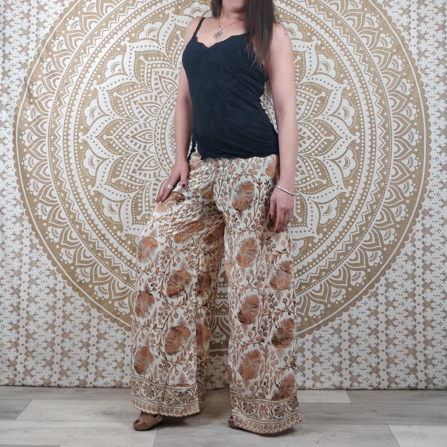 Pantalon femme Ajeeta en soie indienne. Pantalon boho ample, coupe droite. Imprimé fleuri blanc et marron avec insertions or.