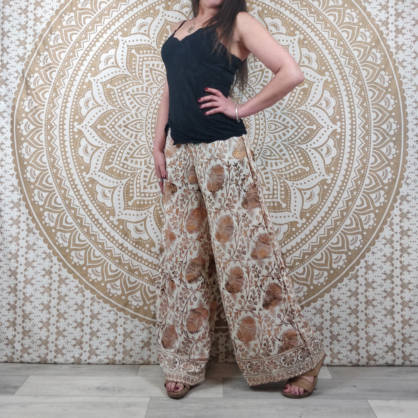 Pantalon femme Ajeeta en soie indienne. Pantalon boho ample, coupe droite. Imprimé fleuri blanc et marron avec insertions or.