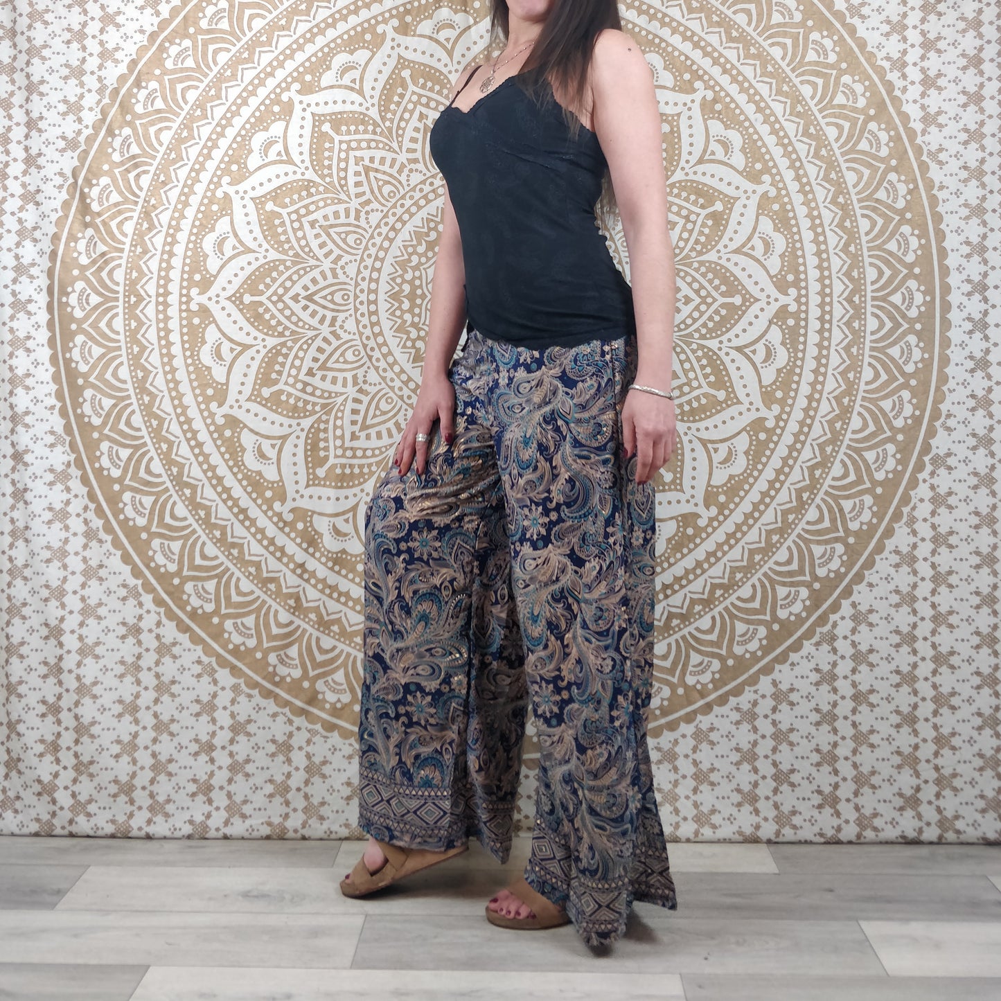 Pantalon femme Ajeeta en soie indienne. Pantalon boho ample, coupe droite. Imprimé paisley bleu avec insertions or.