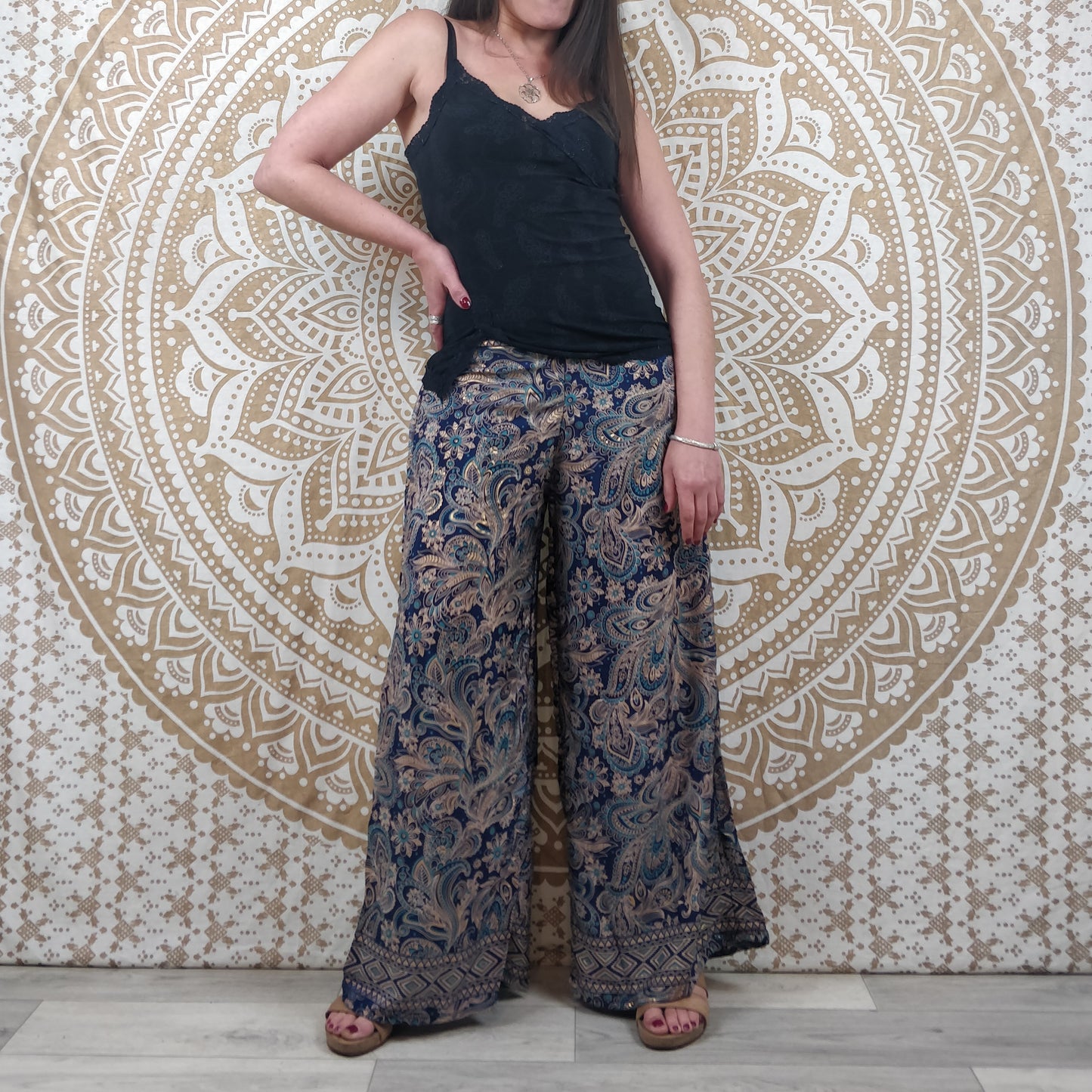 Pantalon femme Ajeeta en soie indienne. Pantalon boho ample, coupe droite. Imprimé paisley bleu avec insertions or.