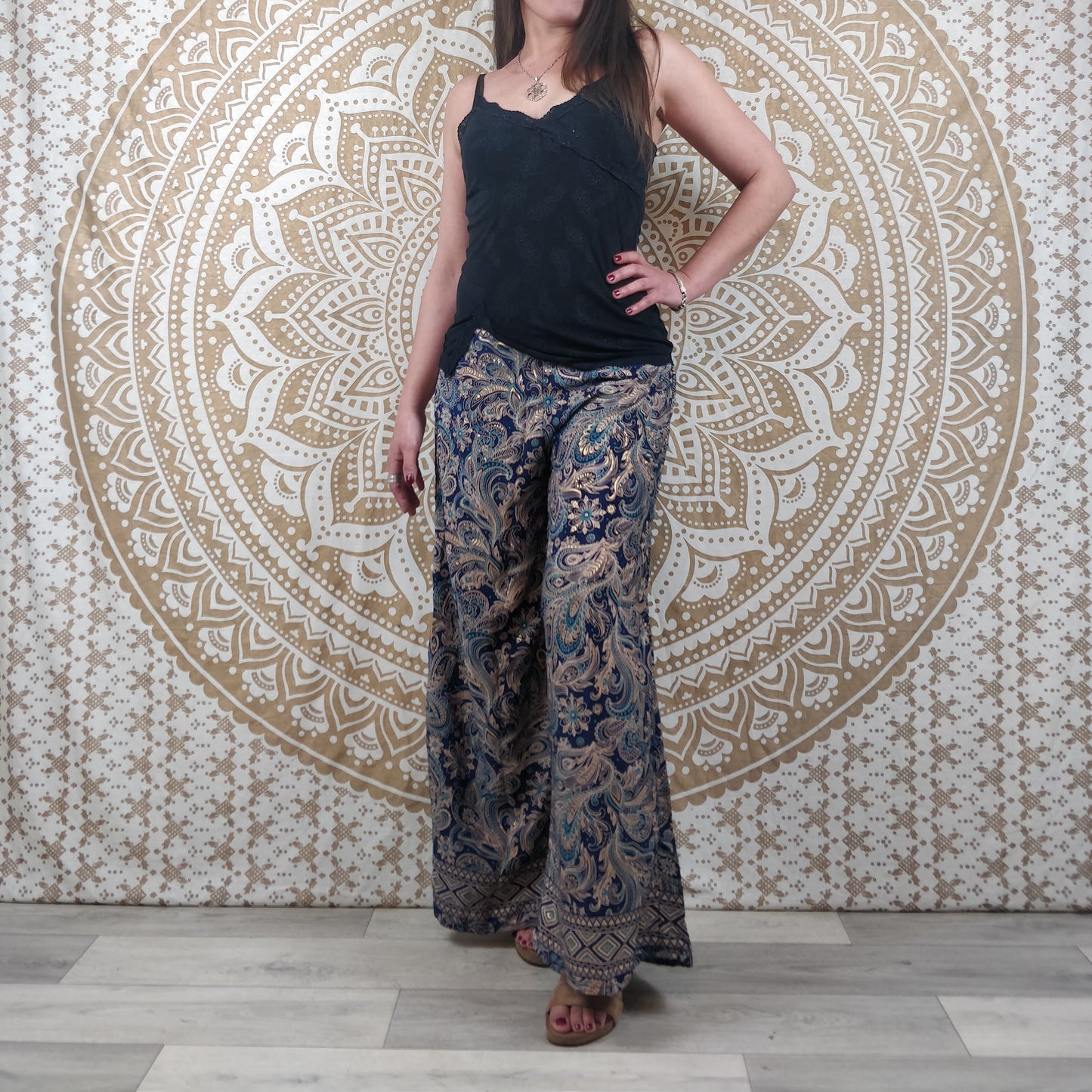 Pantalon femme Ajeeta en soie indienne. Pantalon boho ample, coupe droite. Imprimé paisley bleu avec insertions or.