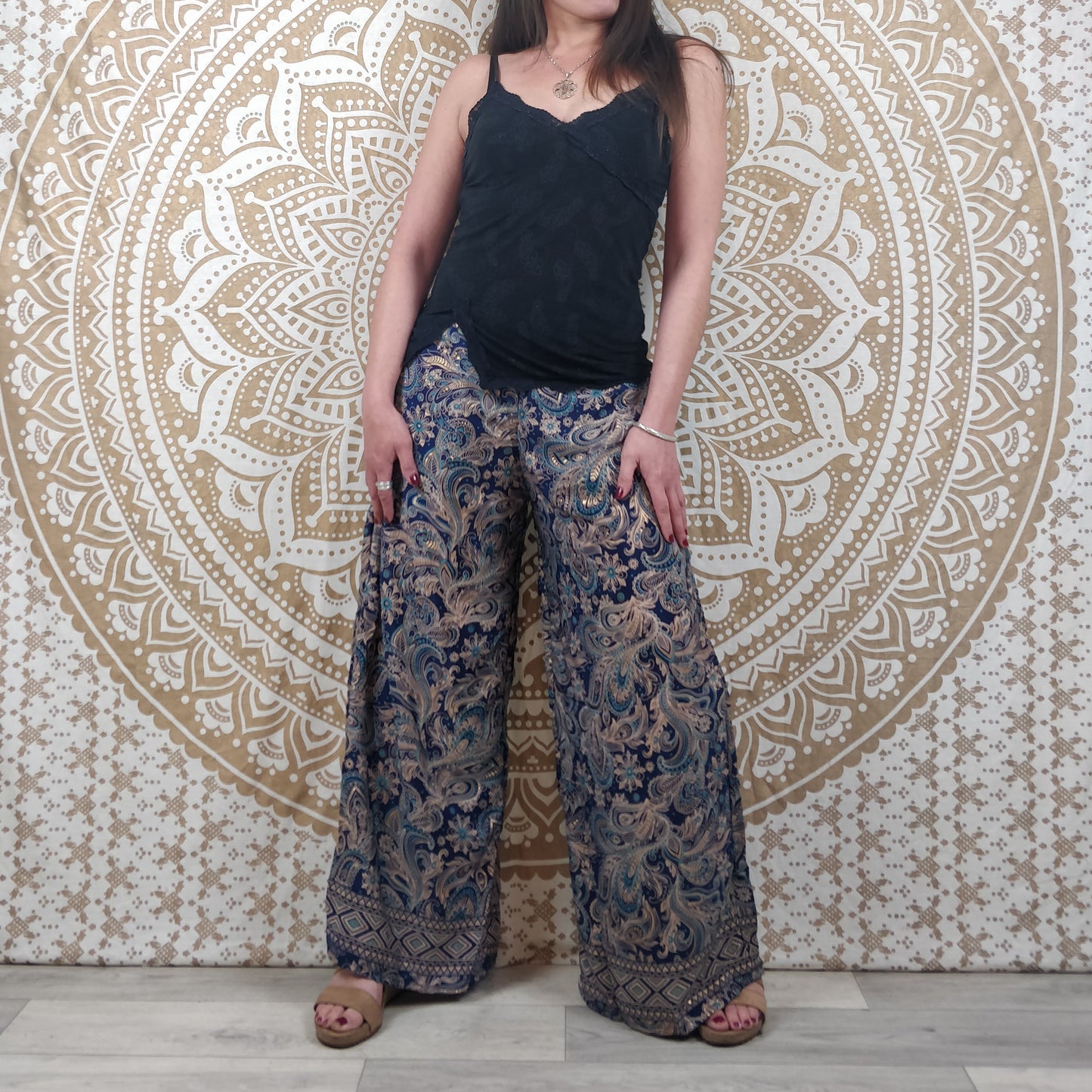 Pantalon femme Ajeeta en soie indienne. Pantalon boho ample, coupe droite. Imprimé paisley bleu avec insertions or.