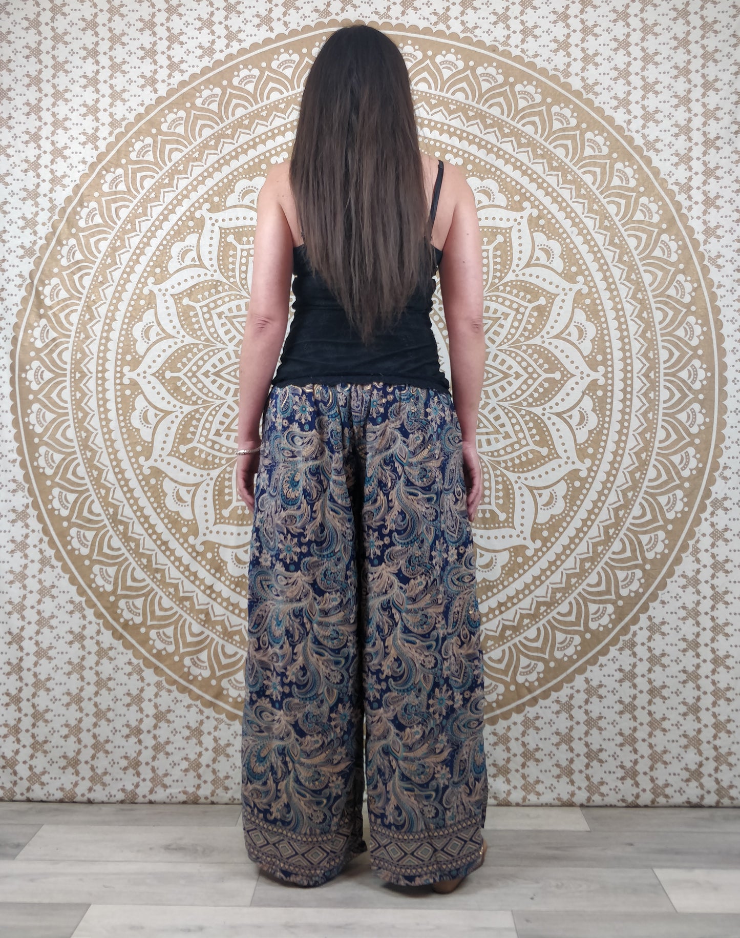 Pantalon femme Ajeeta en soie indienne. Pantalon boho ample, coupe droite. Imprimé paisley bleu avec insertions or.