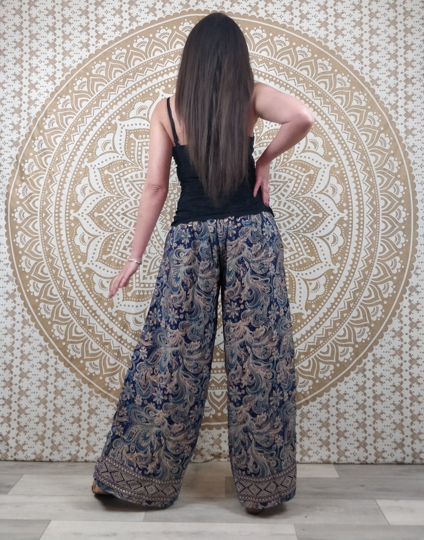 Pantalon femme Ajeeta en soie indienne. Pantalon boho ample, coupe droite. Imprimé paisley bleu avec insertions or.