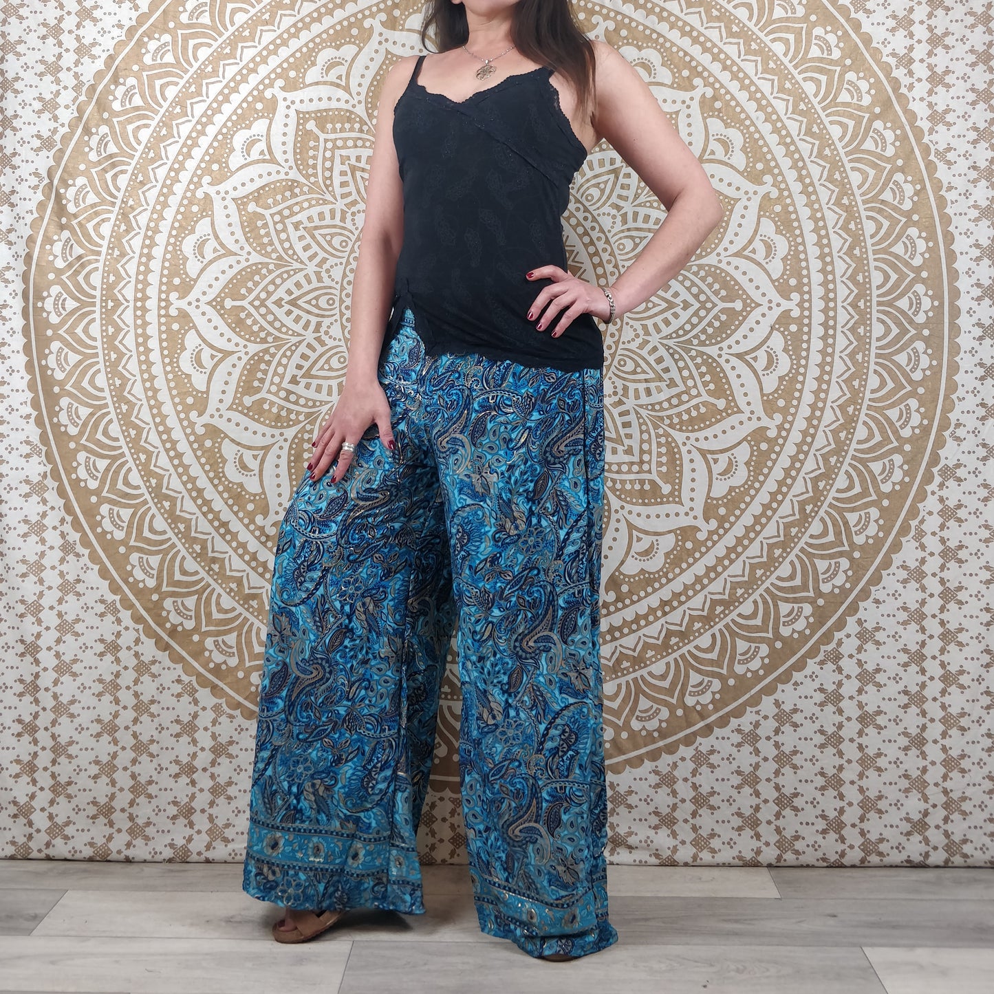 Pantalon femme Ajeeta en soie indienne. Pantalon boho ample, coupe droite. Imprimé paisley bleu avec