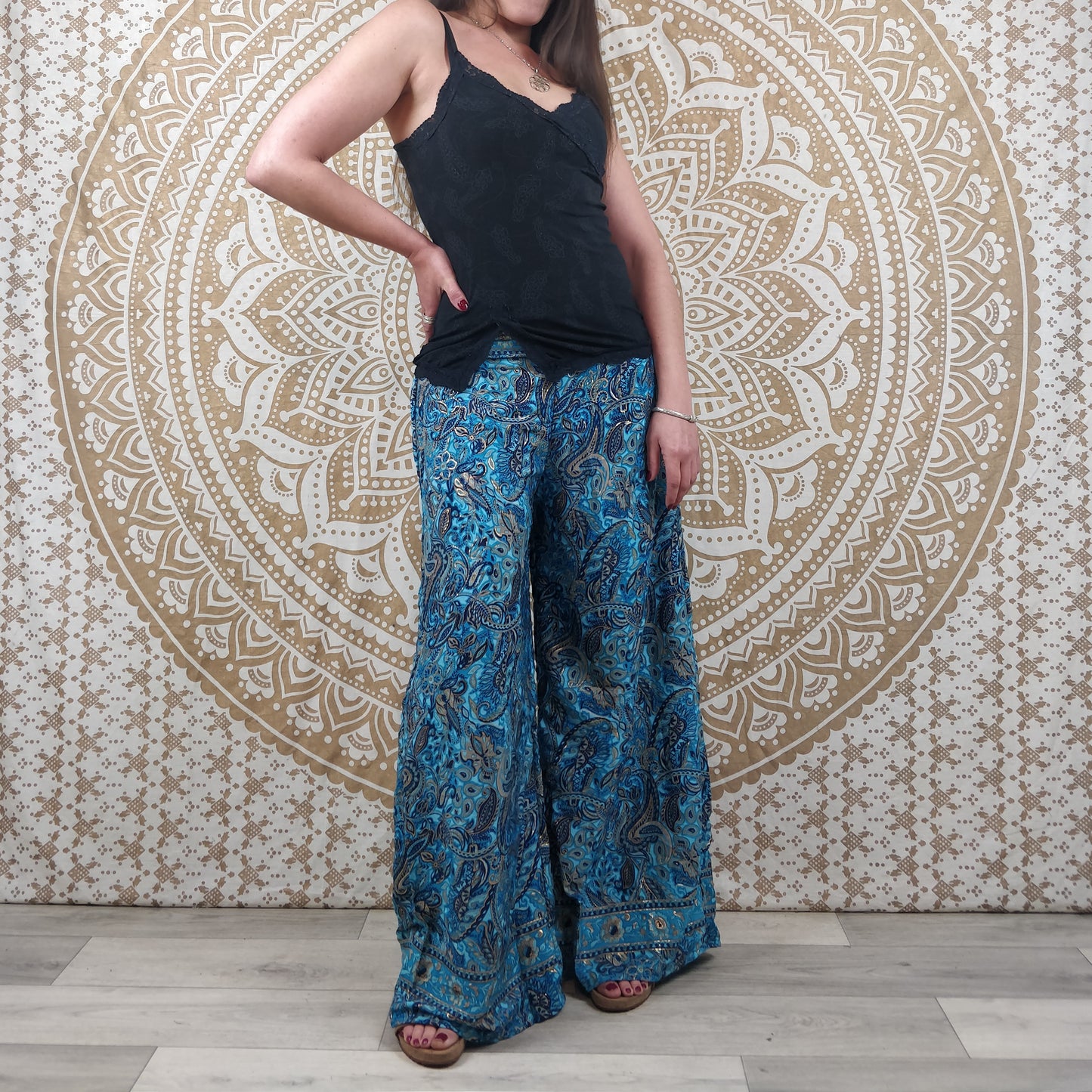 Pantalon femme Ajeeta en soie indienne. Pantalon boho ample, coupe droite. Imprimé paisley bleu avec