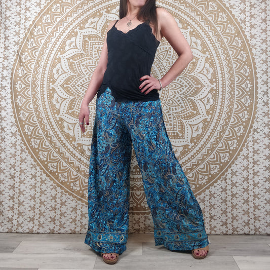 Pantalon femme Ajeeta en soie indienne. Pantalon boho ample, coupe droite. Imprimé paisley bleu avec