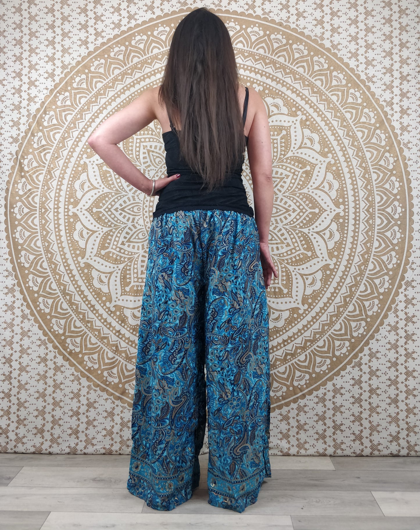 Pantalon femme Ajeeta en soie indienne. Pantalon boho ample, coupe droite. Imprimé paisley bleu avec