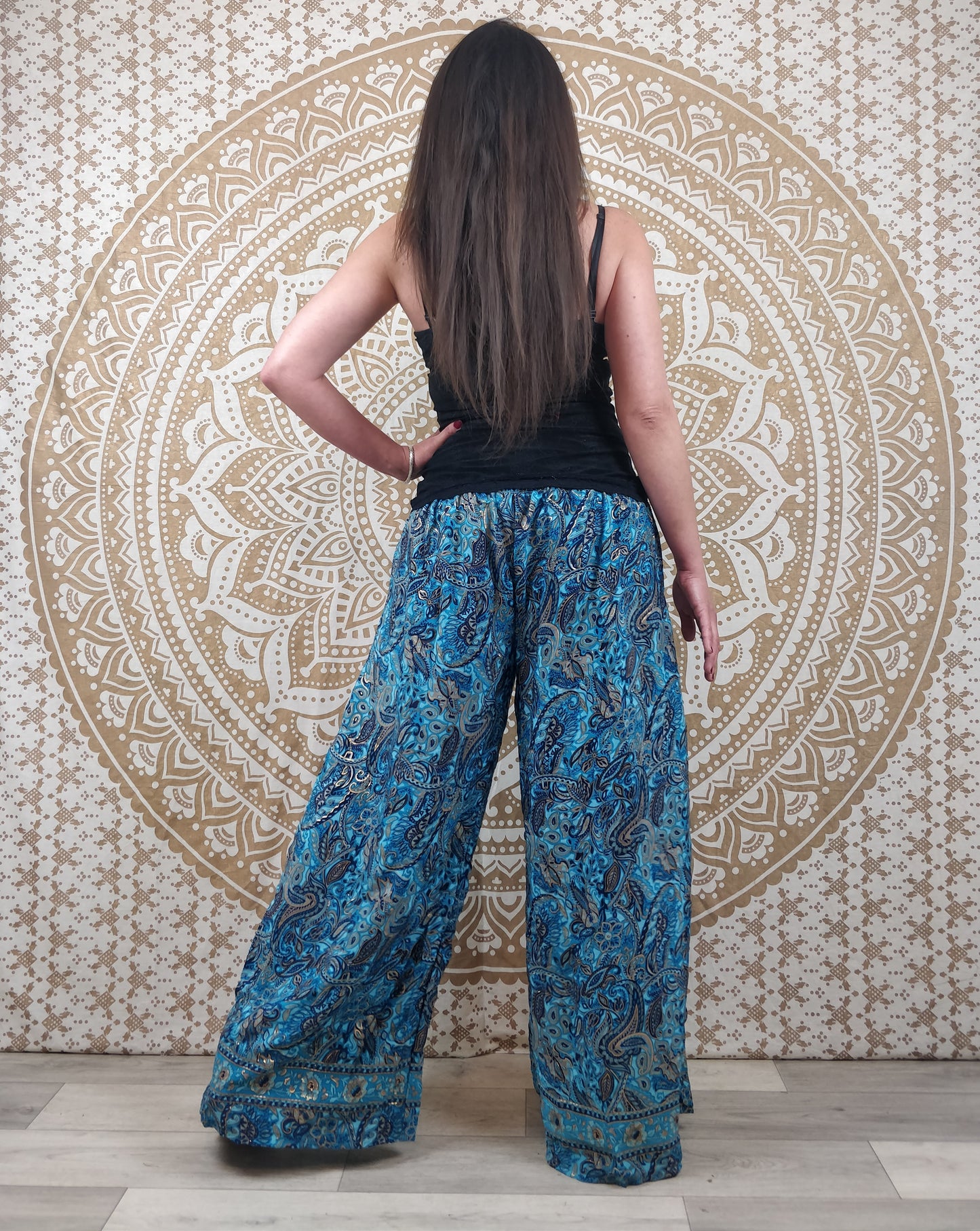 Pantalon femme Ajeeta en soie indienne. Pantalon boho ample, coupe droite. Imprimé paisley bleu avec