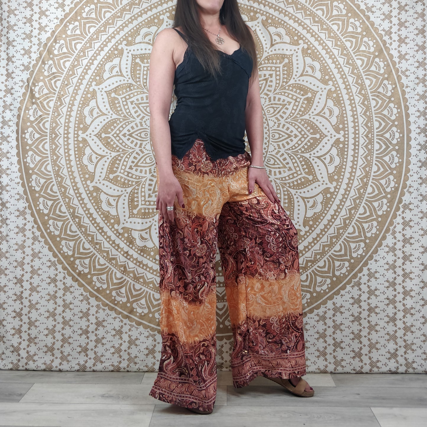 Pantalon femme Ajeeta en soie indienne. Pantalon boho ample, coupe droite. Imprimé paisley marron et orange avec insertions or.