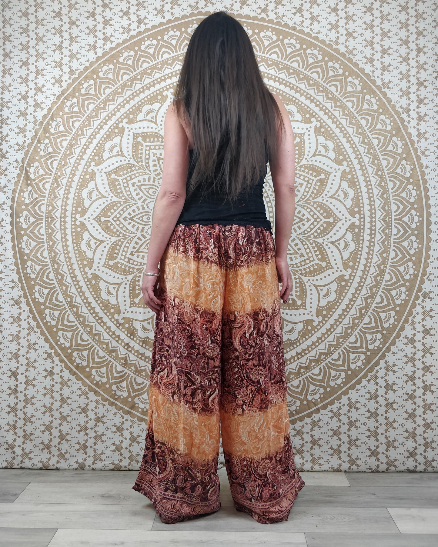 Pantalon femme Ajeeta en soie indienne. Pantalon boho ample, coupe droite. Imprimé paisley marron et orange avec insertions or.