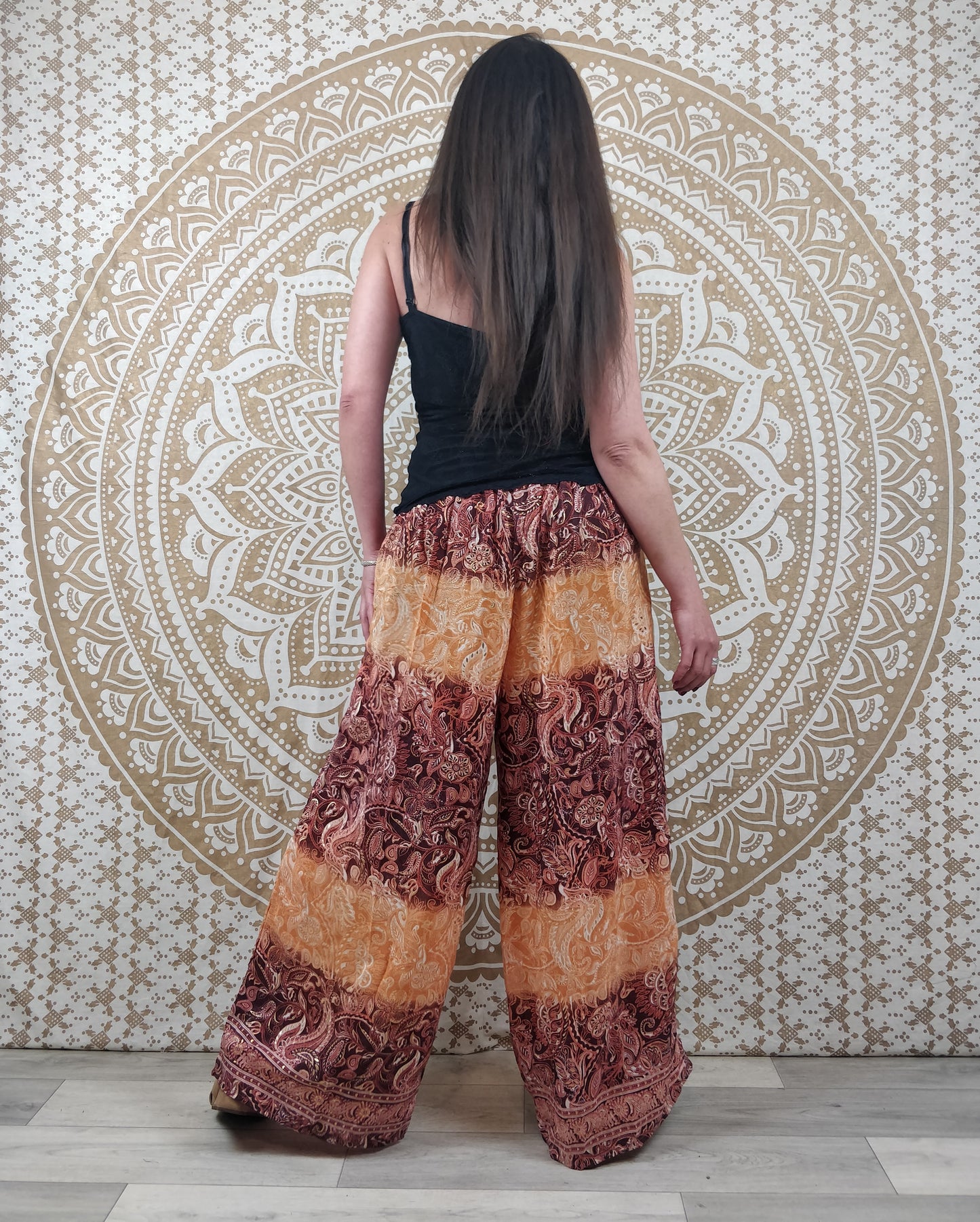 Pantalon femme Ajeeta en soie indienne. Pantalon boho ample, coupe droite. Imprimé paisley marron et orange avec insertions or.