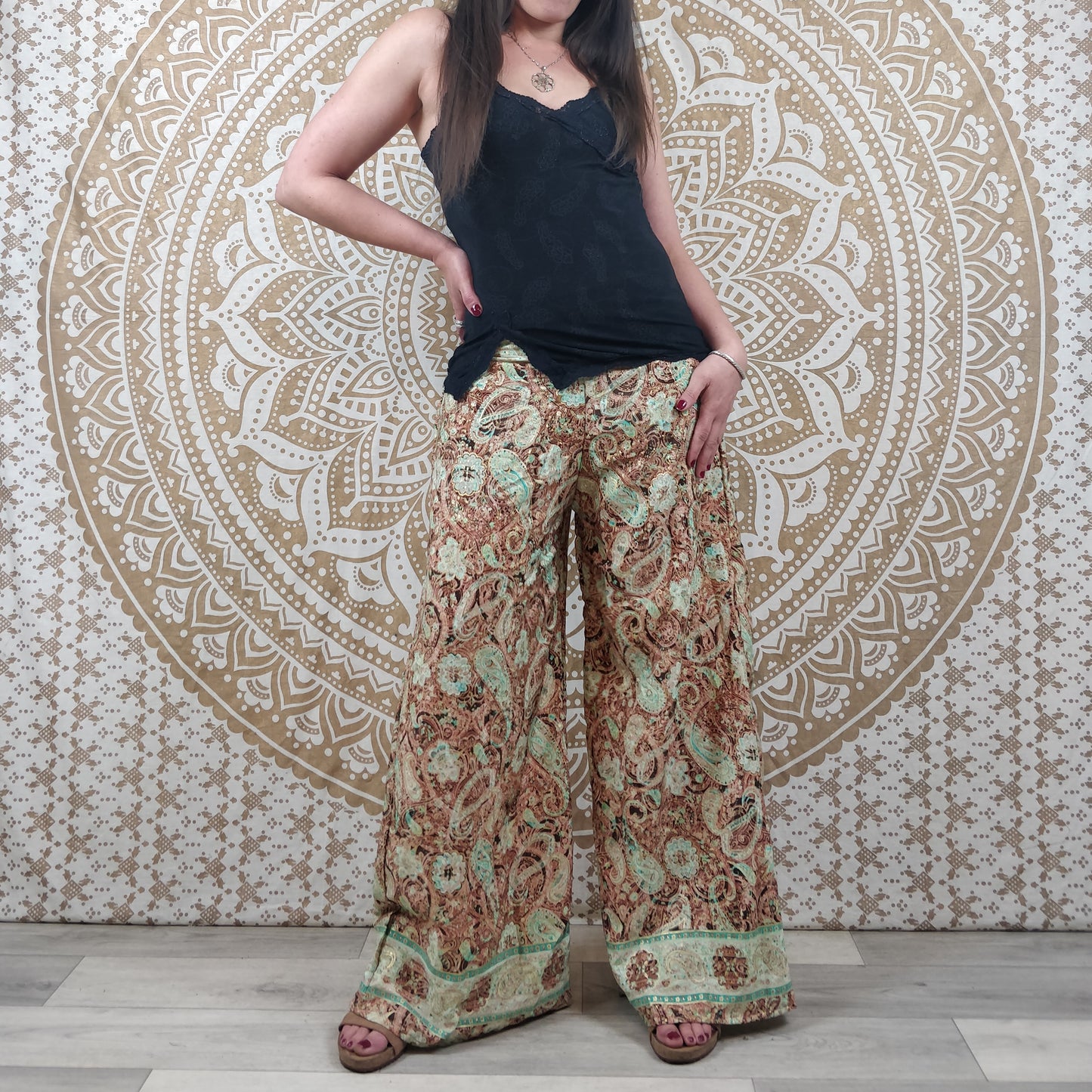 Pantalon femme Ajeeta en soie indienne. Pantalon boho ample, coupe droite. Imprimé paisley vert et marron avec insertions or.