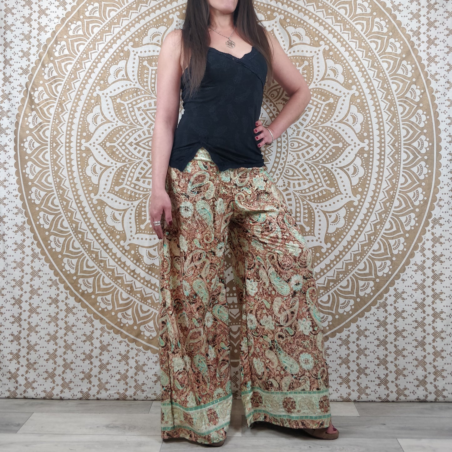 Pantalon femme Ajeeta en soie indienne. Pantalon boho ample, coupe droite. Imprimé paisley vert et marron avec insertions or.