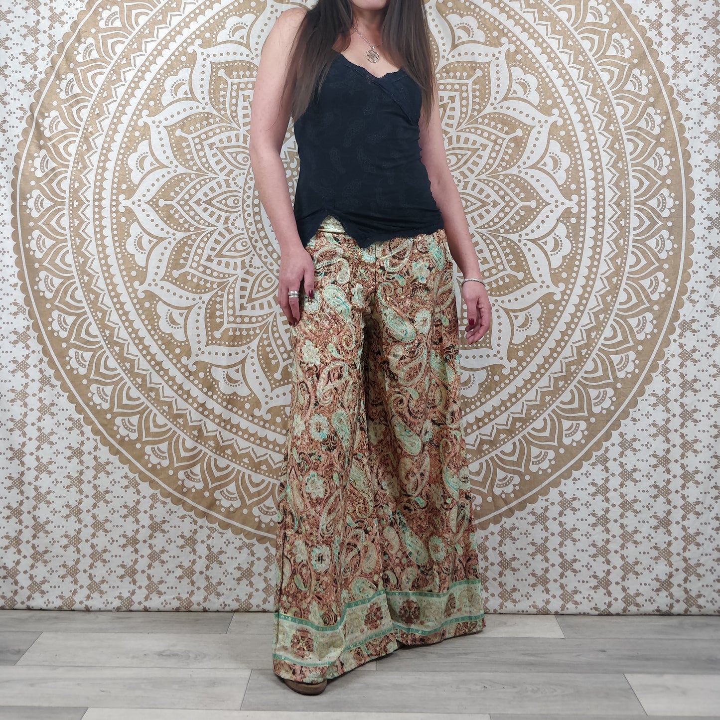 Pantalon femme Ajeeta en soie indienne. Pantalon boho ample, coupe droite. Imprimé paisley vert et marron avec insertions or.