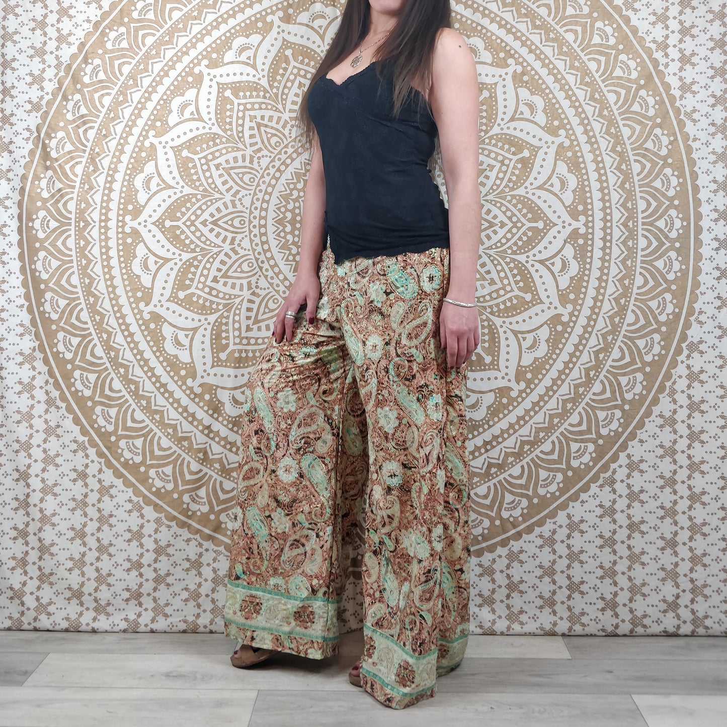 Pantalon femme Ajeeta en soie indienne. Pantalon boho ample, coupe droite. Imprimé paisley vert et marron avec insertions or.