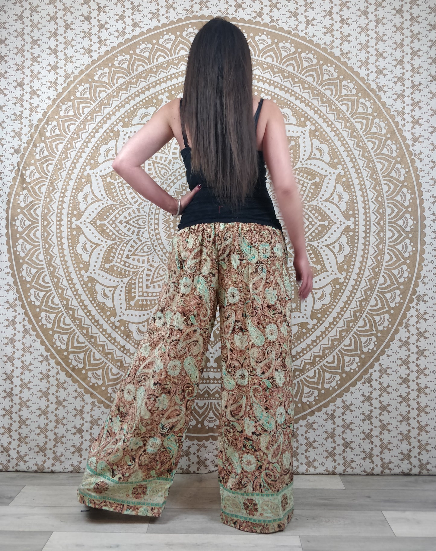 Pantalon femme Ajeeta en soie indienne. Pantalon boho ample, coupe droite. Imprimé paisley vert et marron avec insertions or.