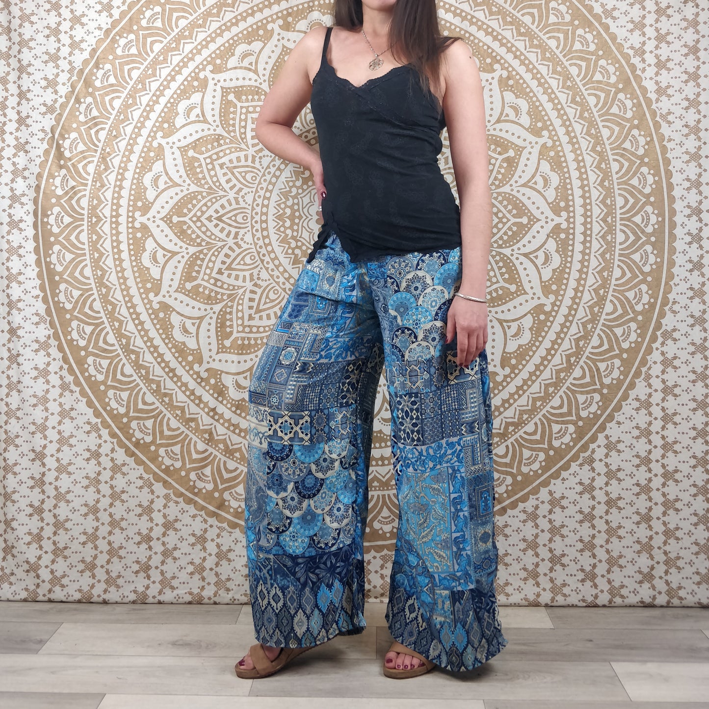 Pantalon femme Ajeeta en soie indienne. Pantalon boho ample, coupe droite. Imprimé ethnique patchwork bleu.