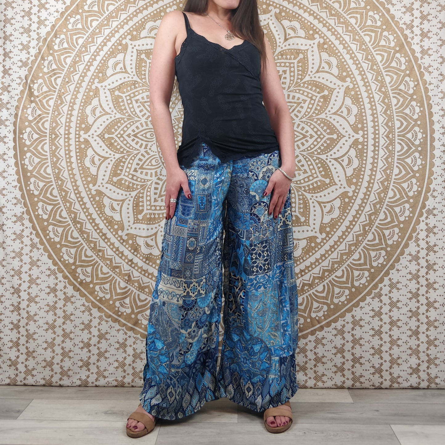 Pantalon femme Ajeeta en soie indienne. Pantalon boho ample, coupe droite. Imprimé ethnique patchwork bleu.