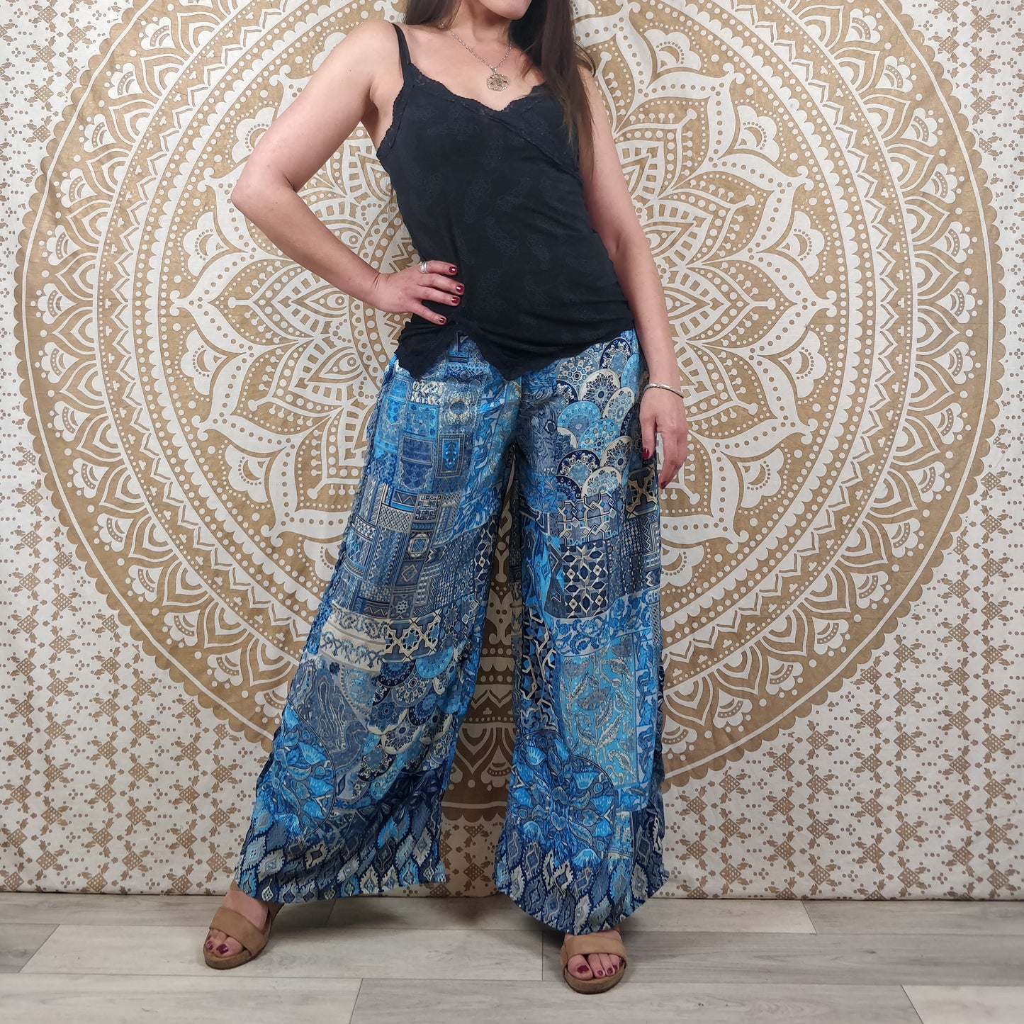 Pantalon femme Ajeeta en soie indienne. Pantalon boho ample, coupe droite. Imprimé ethnique patchwork bleu.