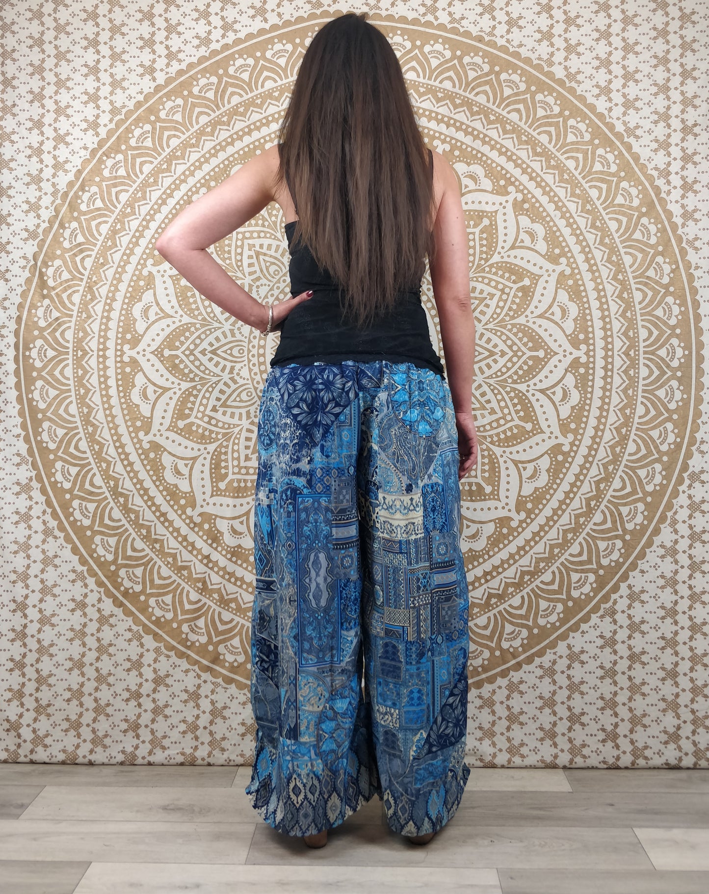 Pantalon femme Ajeeta en soie indienne. Pantalon boho ample, coupe droite. Imprimé ethnique patchwork bleu.