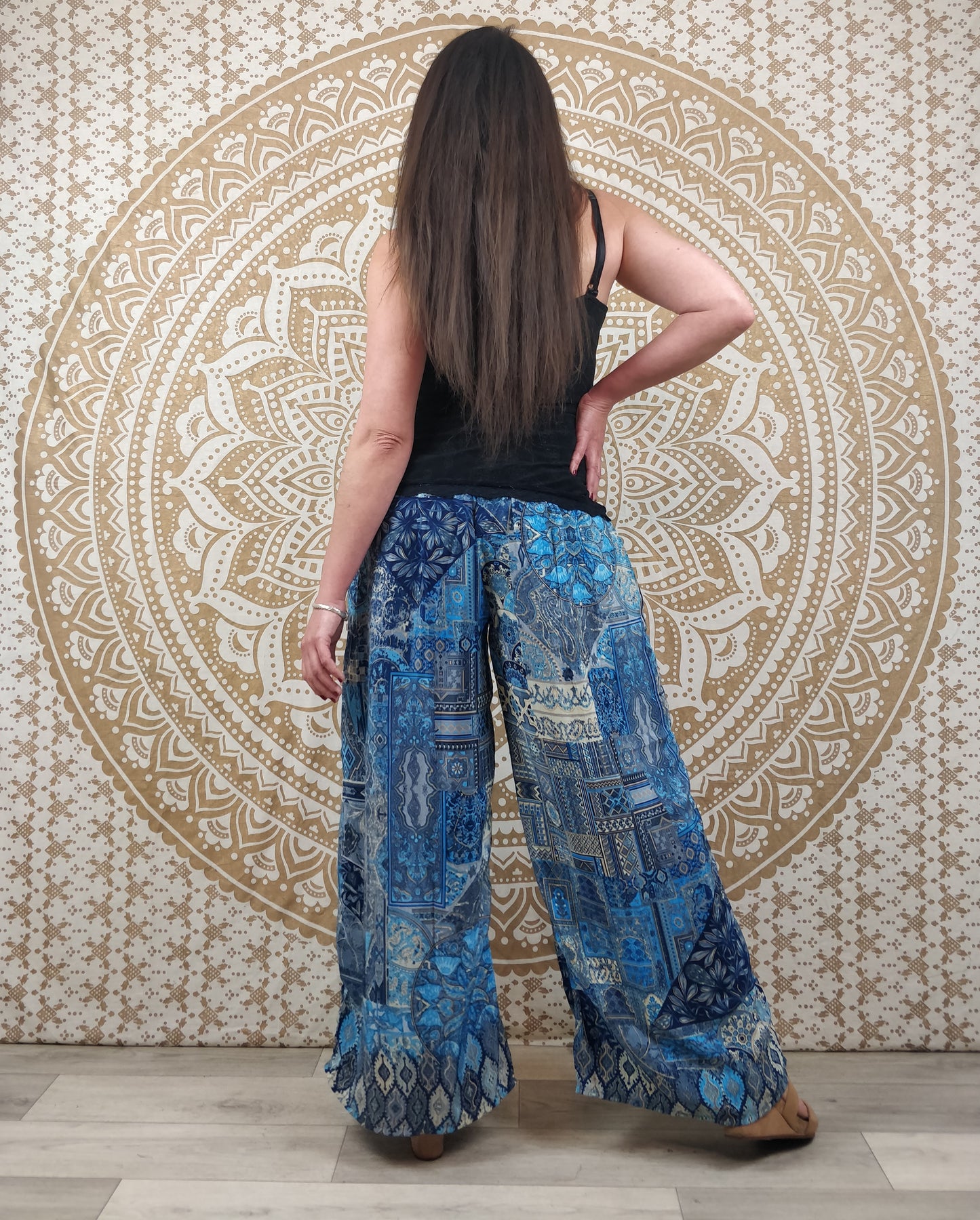 Pantalon femme Ajeeta en soie indienne. Pantalon boho ample, coupe droite. Imprimé ethnique patchwork bleu.