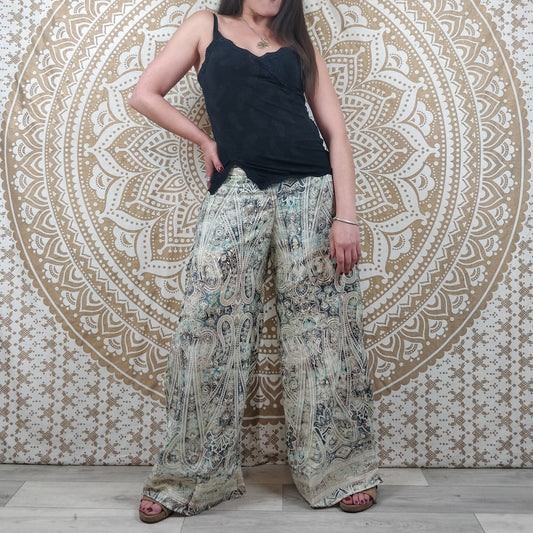 Pantalon femme Ajeeta en soie indienne. Pantalon boho ample, coupe droite. Imprimé paisley blanc et bleu avec insertions or.