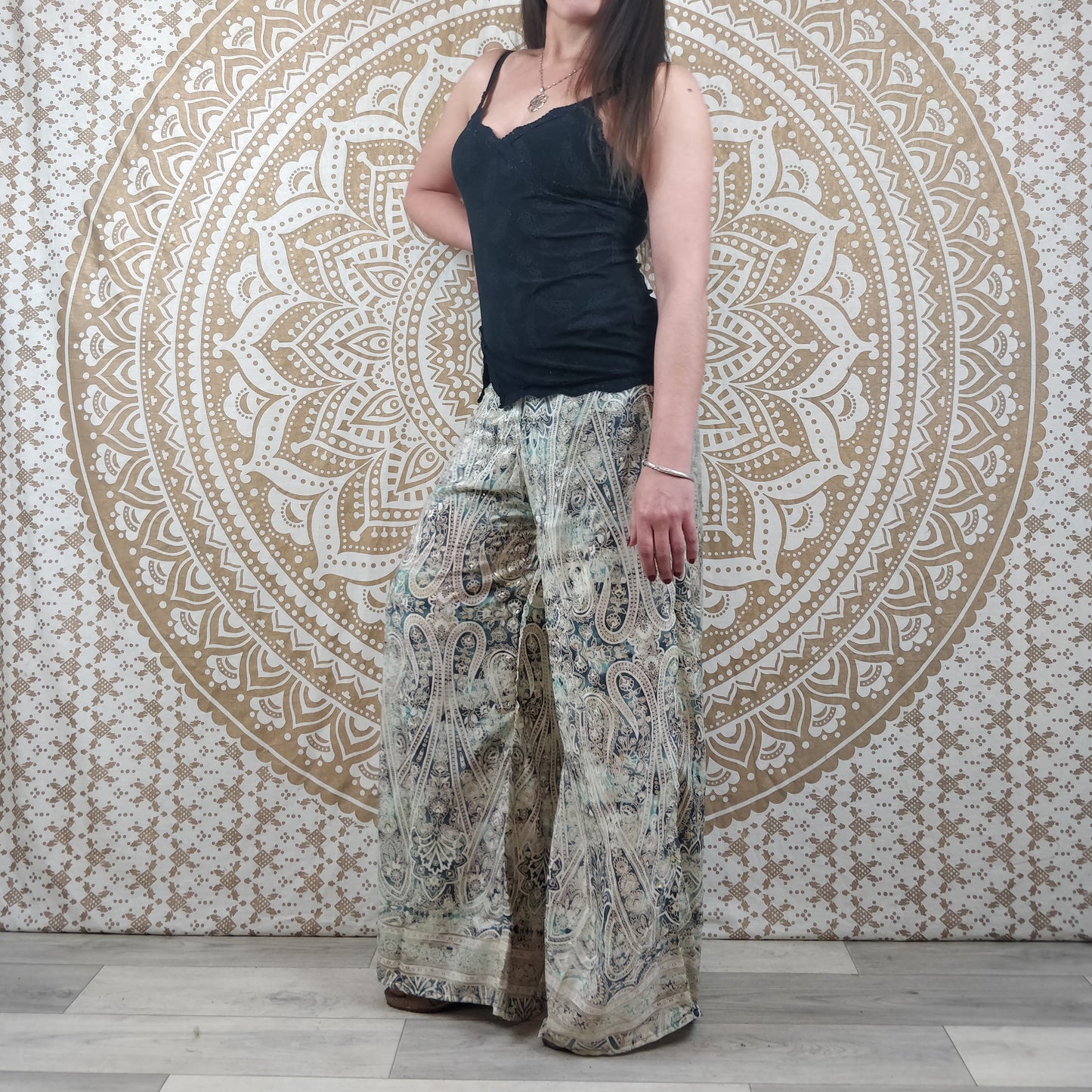 Pantalon femme Ajeeta en soie indienne. Pantalon boho ample, coupe droite. Imprimé paisley blanc et bleu avec insertions or.