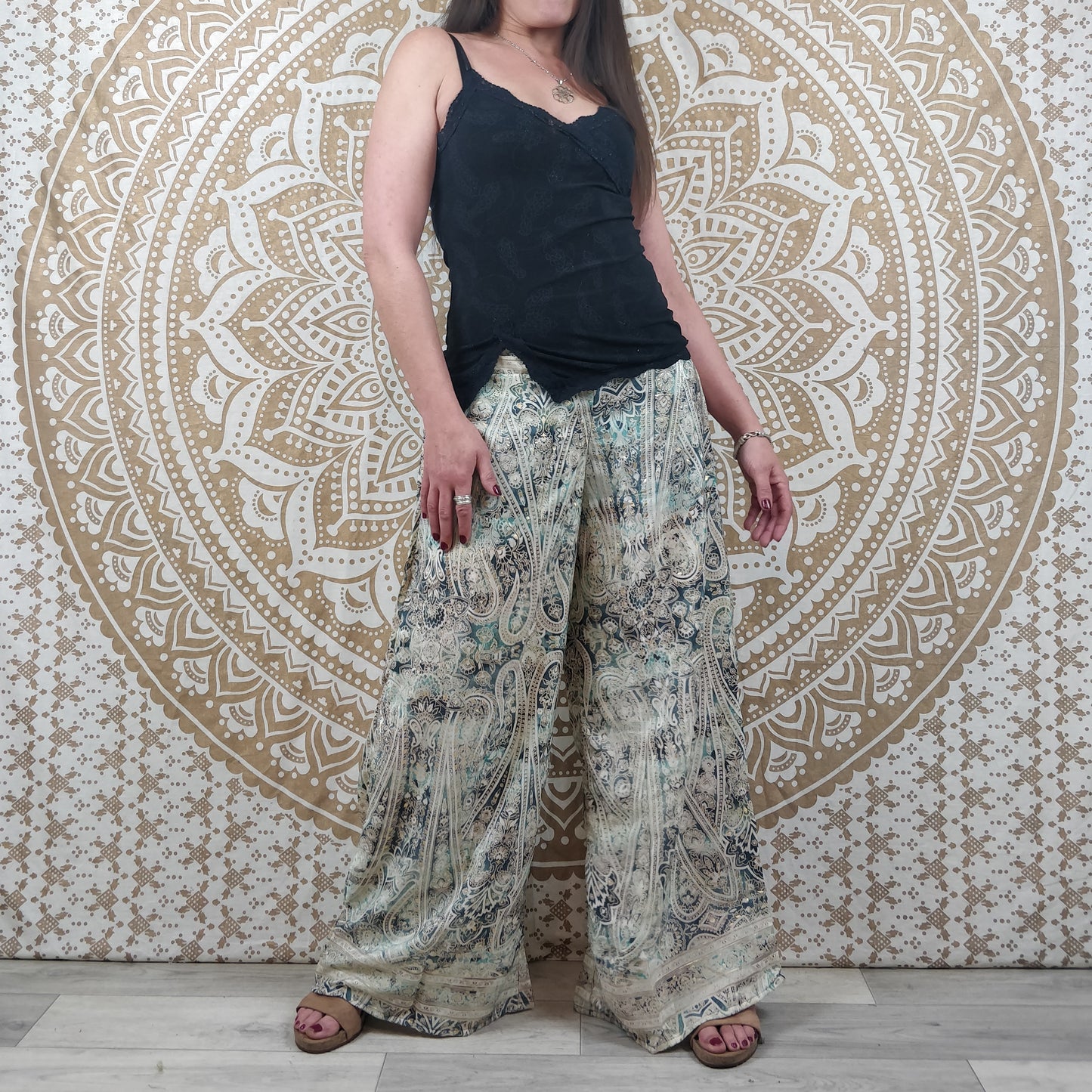 Pantalon femme Ajeeta en soie indienne. Pantalon boho ample, coupe droite. Imprimé paisley blanc et bleu avec insertions or.