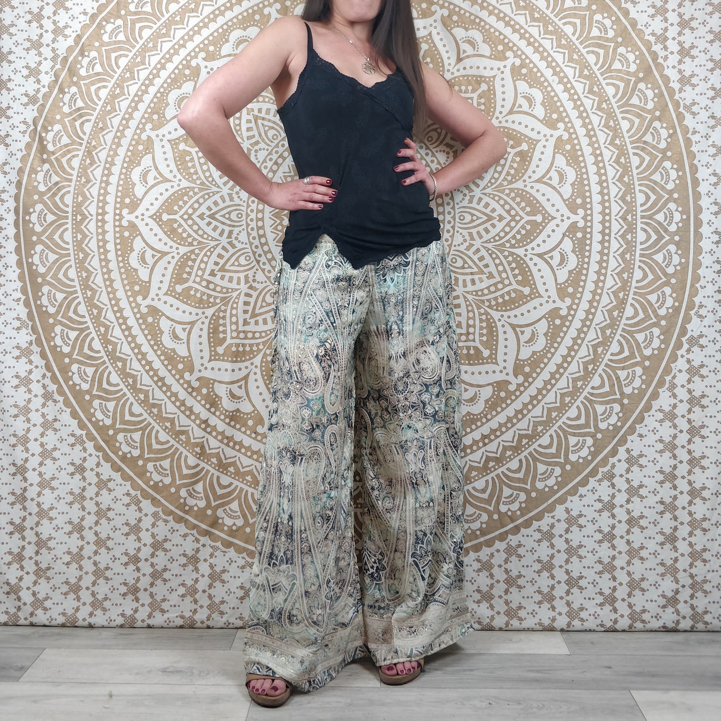 Pantalon femme Ajeeta en soie indienne. Pantalon boho ample, coupe droite. Imprimé paisley blanc et bleu avec insertions or.