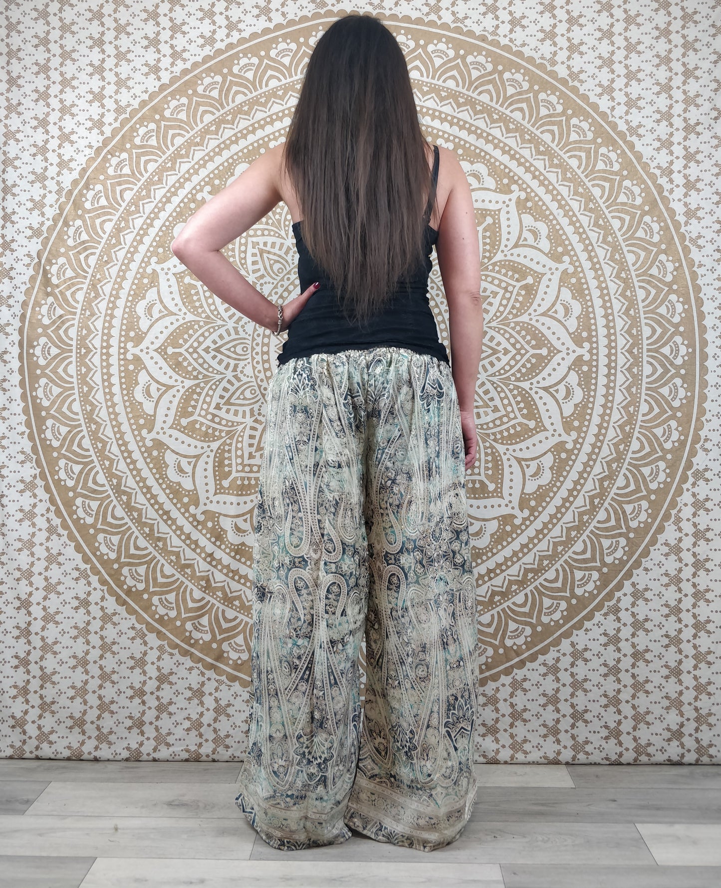 Pantalon femme Ajeeta en soie indienne. Pantalon boho ample, coupe droite. Imprimé paisley blanc et bleu avec insertions or.